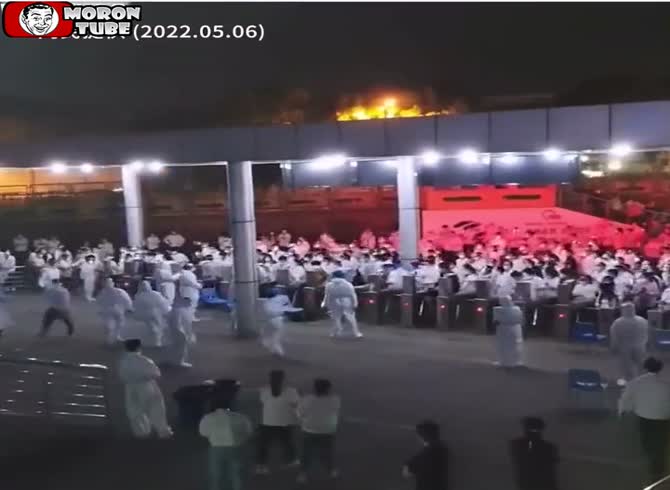 Video :Chinese workers who are confined to their workplace rebel and breach the barriers